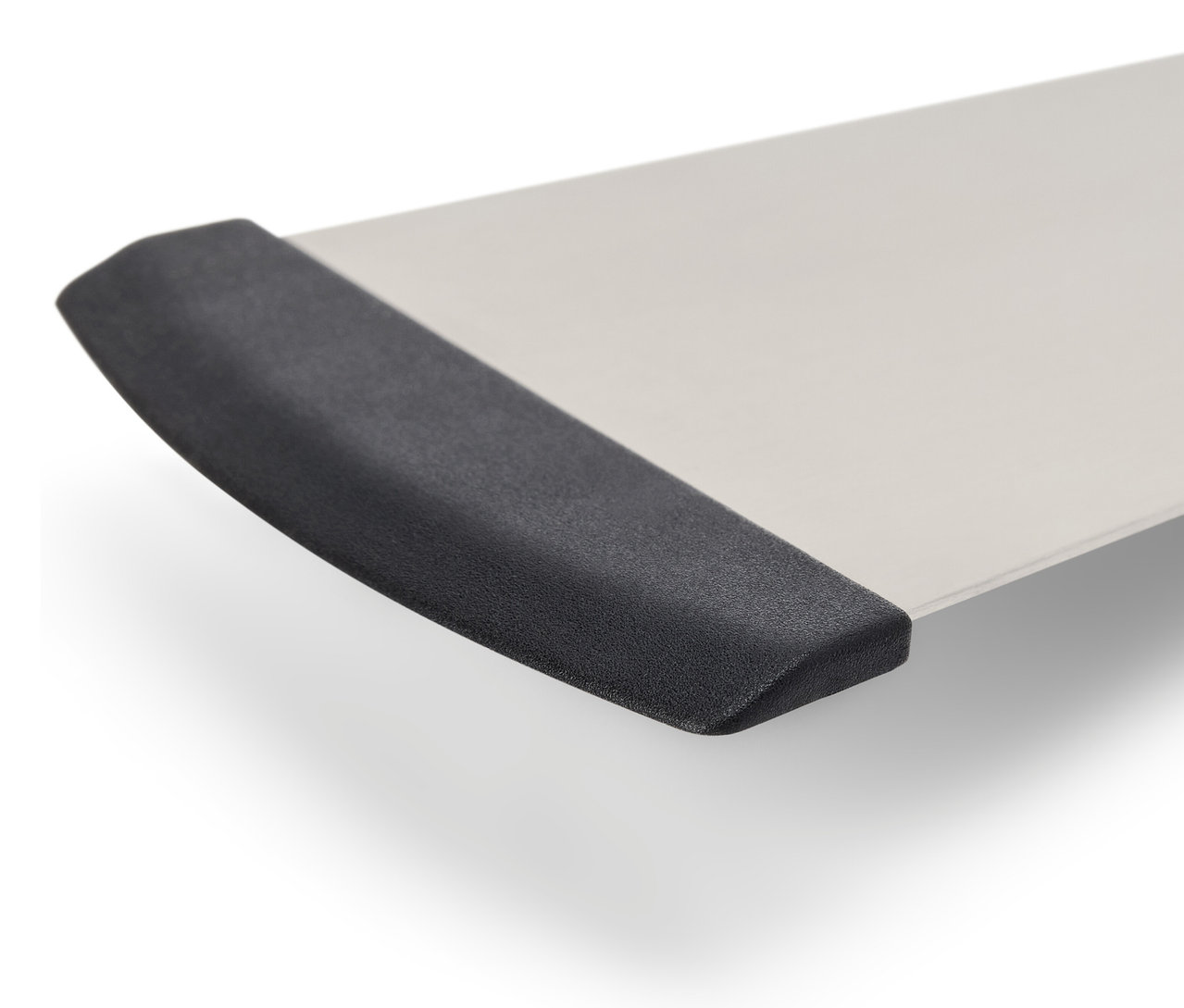 Egy fehér asztal sarka fekete szegéllyel.