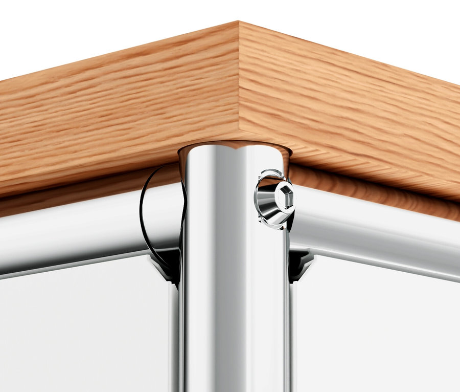 Egy sarok részlete a »CN3« fém komódból fa felső lappal és fehér ajtókkal.