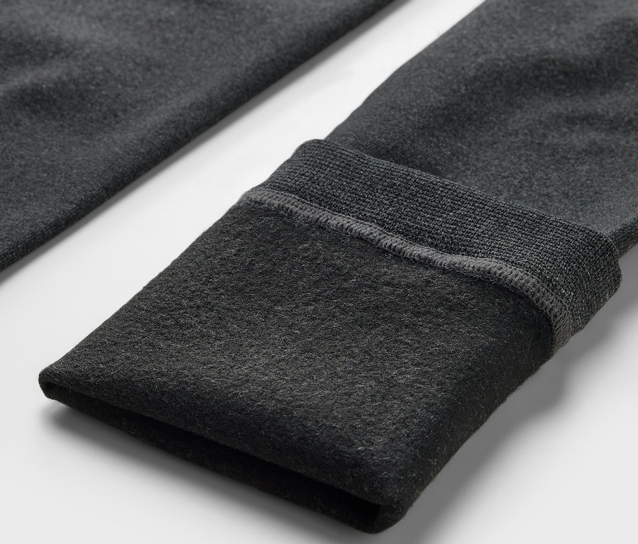 Egy szürke fleece leggings részlete.
