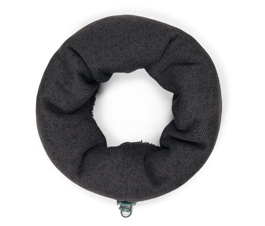 Fekete kötött nyakmelegítő fémcsattal.