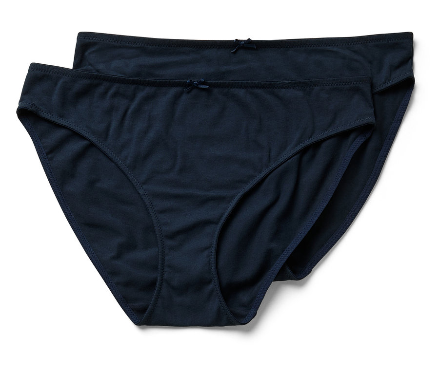 Két sötétkék női alsónemű egymáson fekszik.