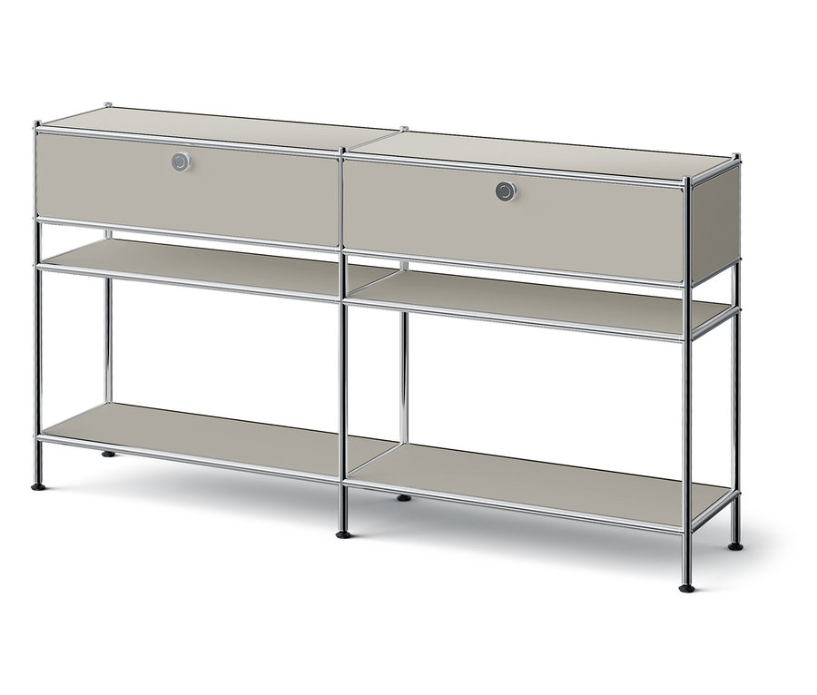 Két szürke szekrény króm keretekkel és két nyitott polccal.