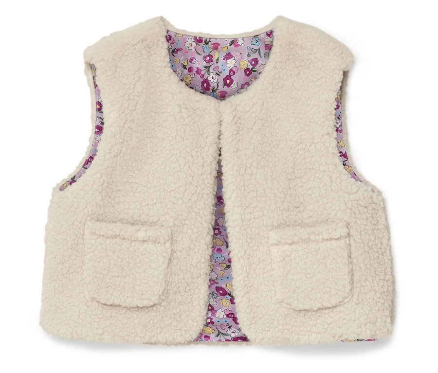 Egy ujjatlan, bolyhos, krémszínű mellény két rátétes zsebbel és virágos béléssel.