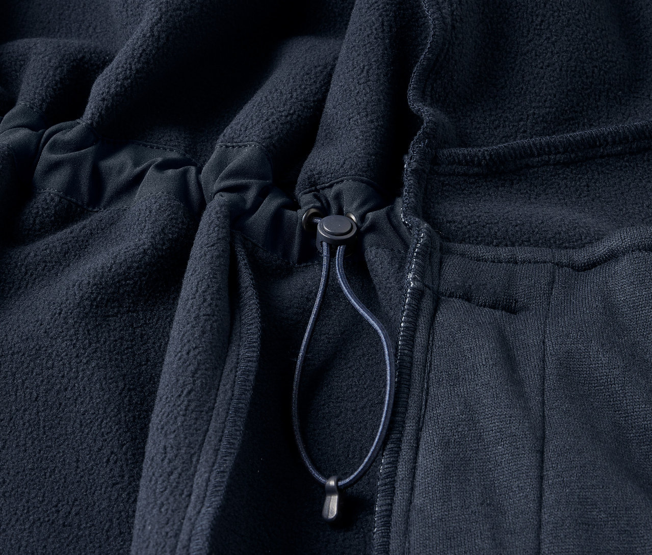 Részlet egy tengerészkék softshell kabátból.