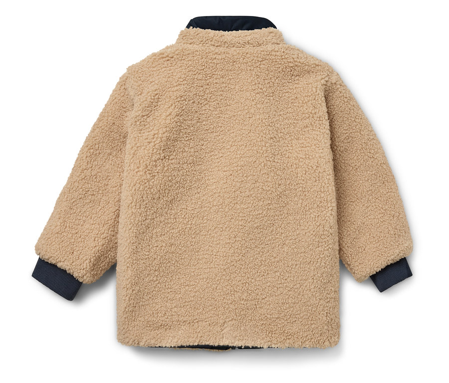 Bézs színű kabát sötétkék mandzsettával és gallérral fehér háttéren.