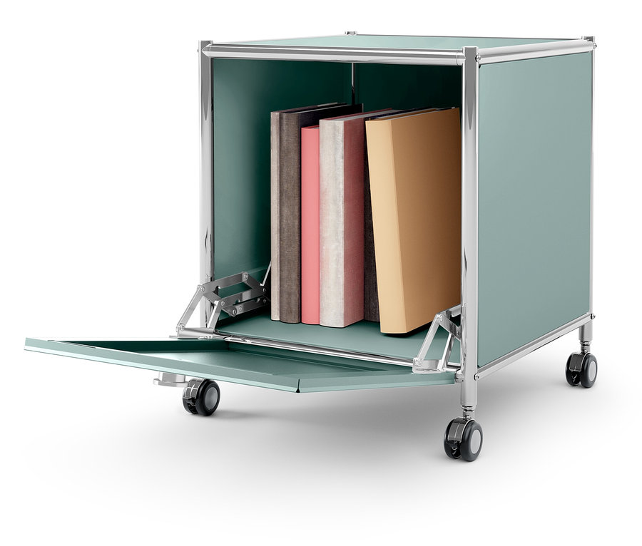 Kék-zöld mobil konténer króm vázzal, nyitott ajtóval és könyvekkel belül.