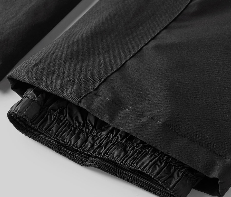 Egy fekete nadrág részlete, gumírozott bokával.