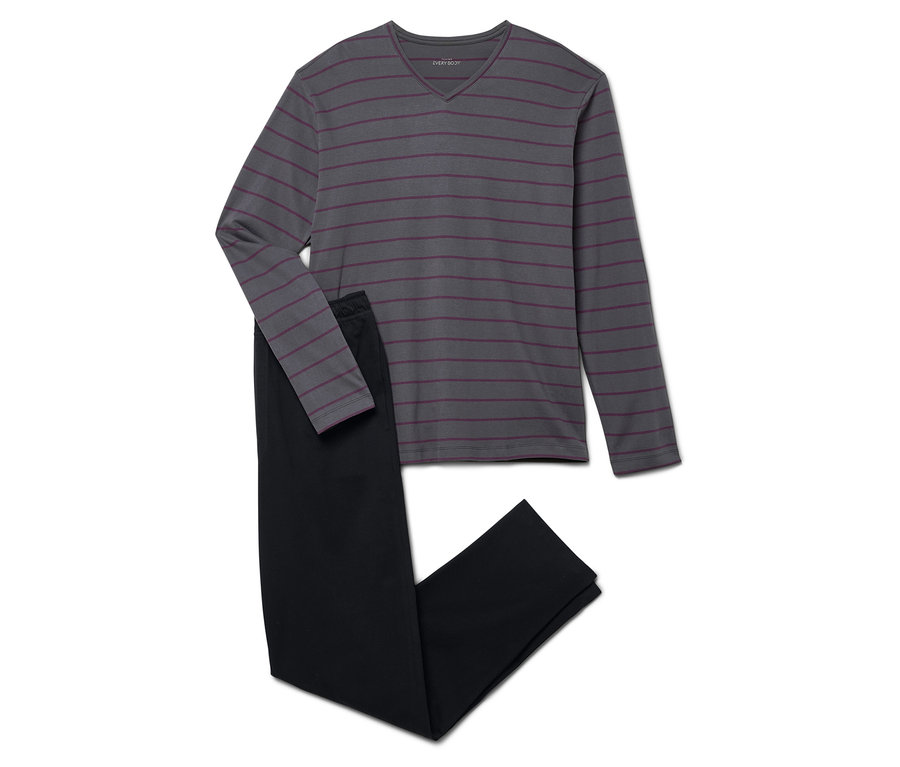 Szürke, csíkos, hosszú ujjú pizsama és fekete nadrág fekszik egy fehér háttéren.