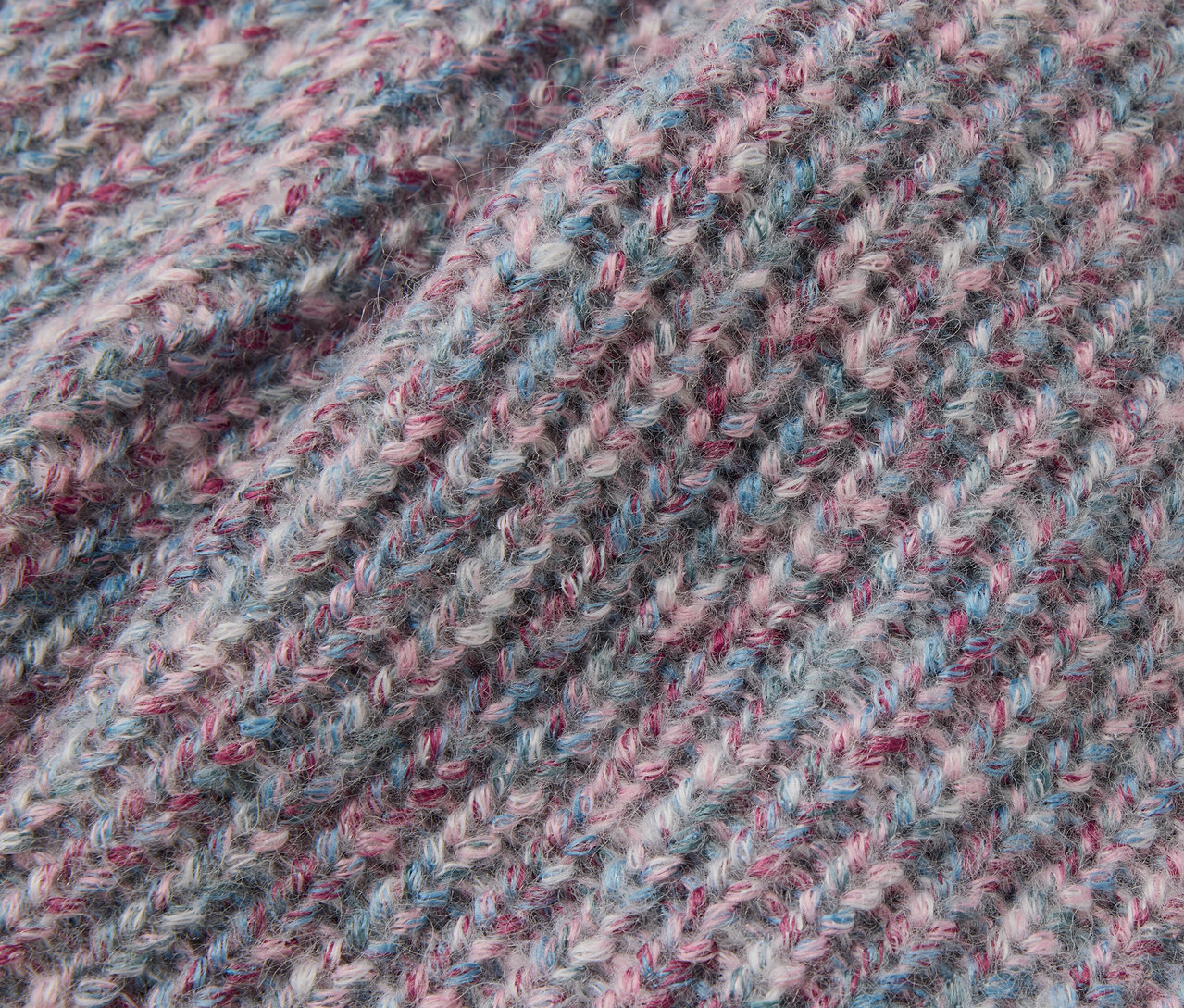 Közeli kép egy RWS minősített gyapjúból készült kötött gyerekkabátról.