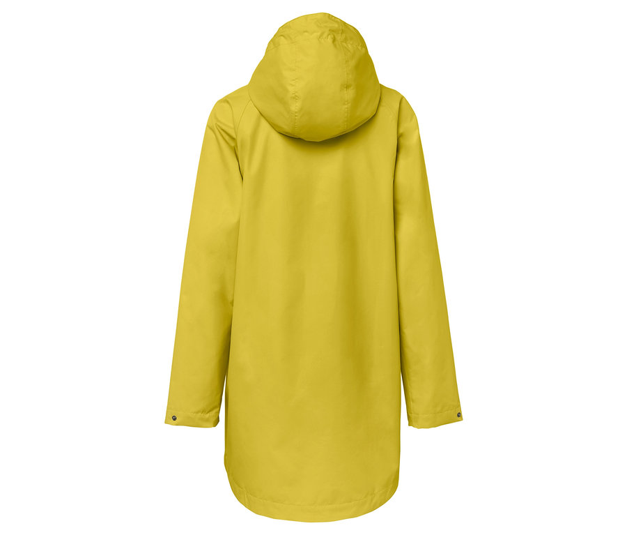 Sárga esőkabát kapucnival hátulról.