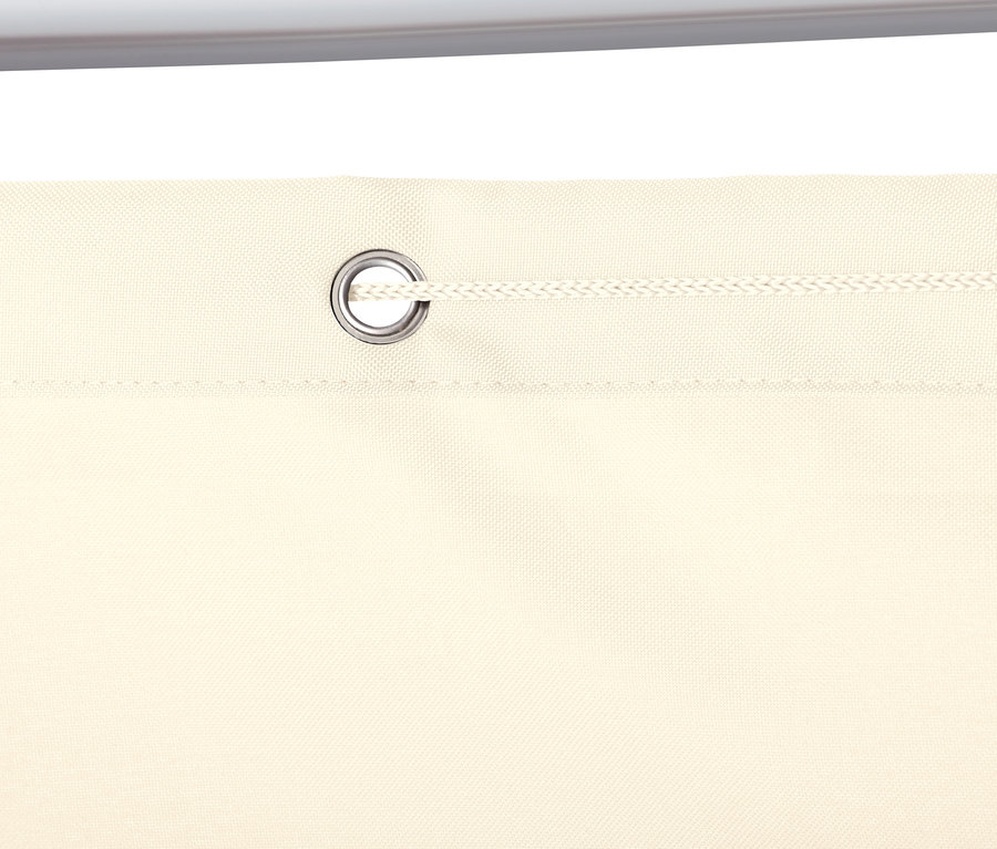 Egy krémszínű, erkélyre való belátásgátló részlete fém fűzőlyukkal.