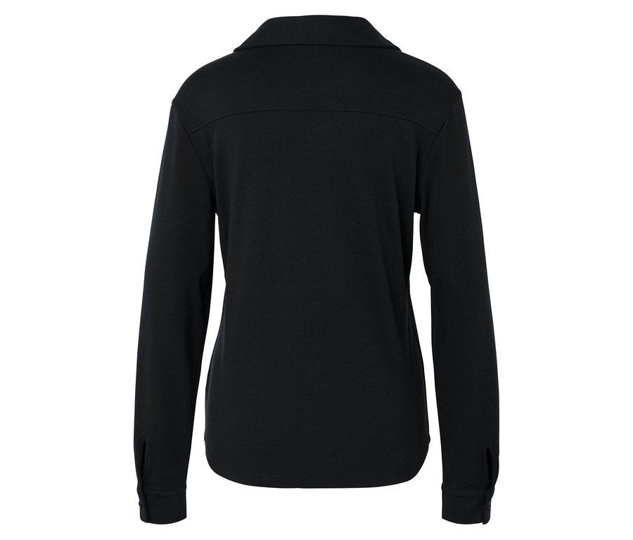 Hátulnézet egy fekete, hosszú ujjú ingről.