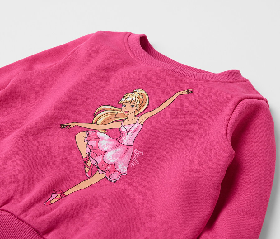 Rózsaszín pulóver egy táncoló Barbie baba képével.