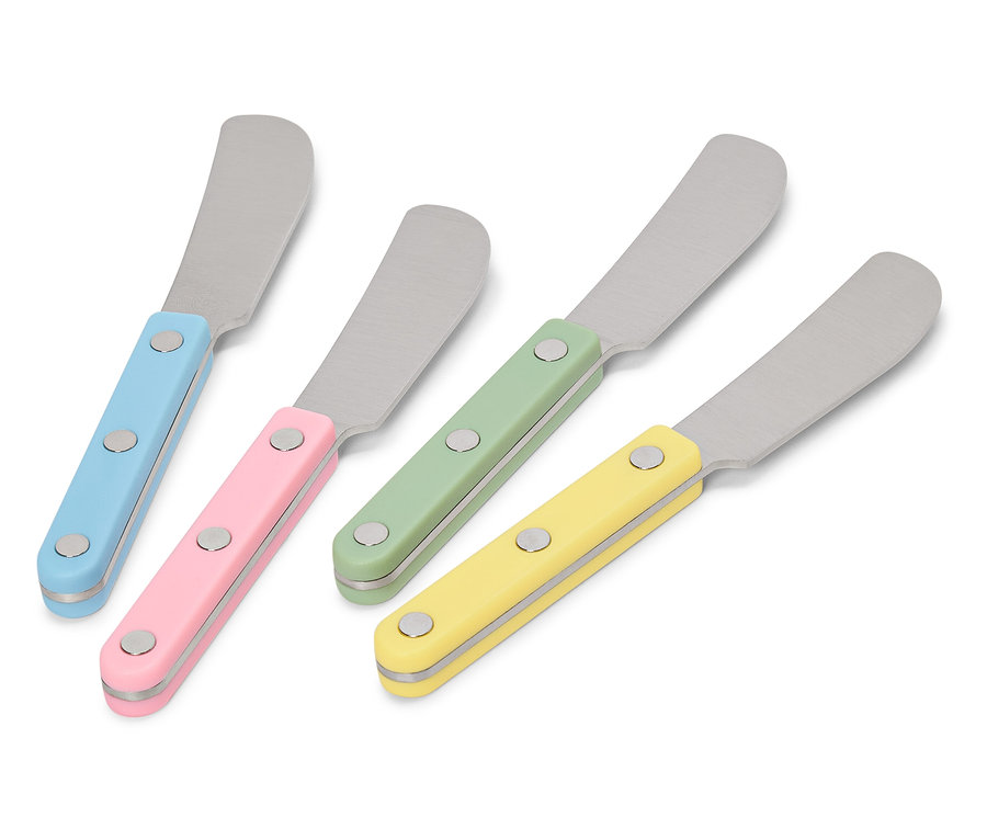 Négy vajazókés színes nyéllel (kék, rózsaszín, zöld és sárga).