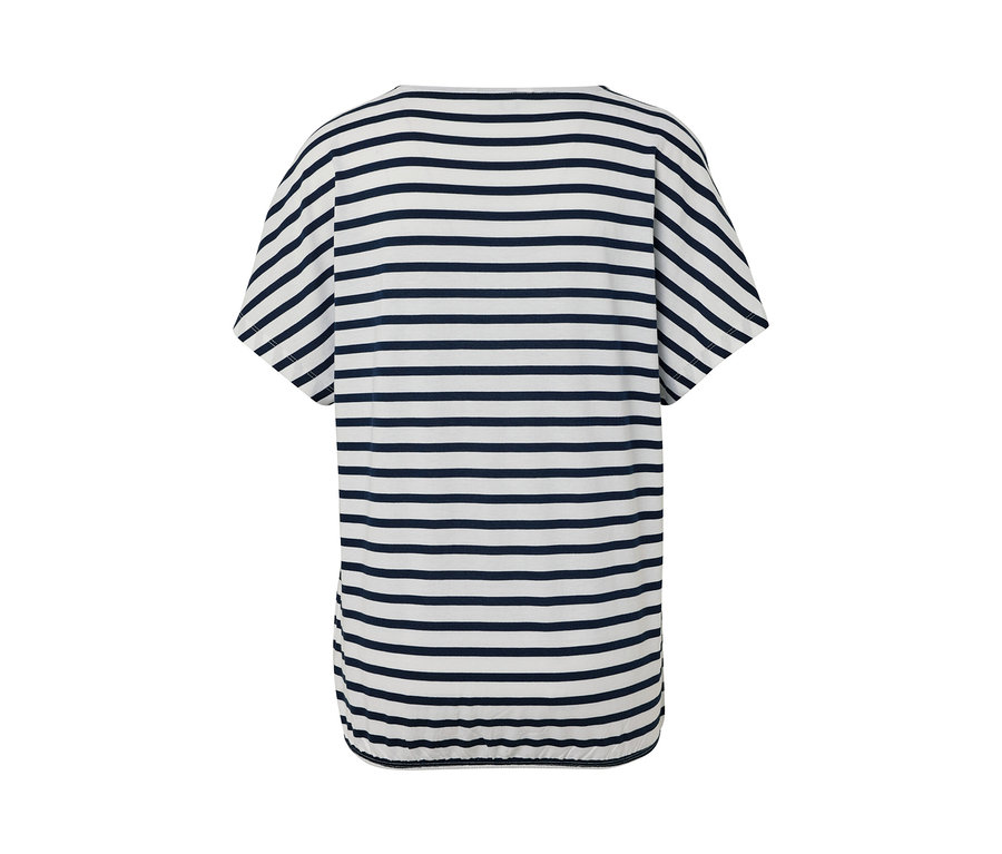 Hátulnézet egy ejtett vállú, csíkos pólóblúzról.