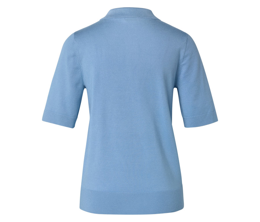 Világoskék kötött felső rövid ujjakkal, hátulról fényképezve.