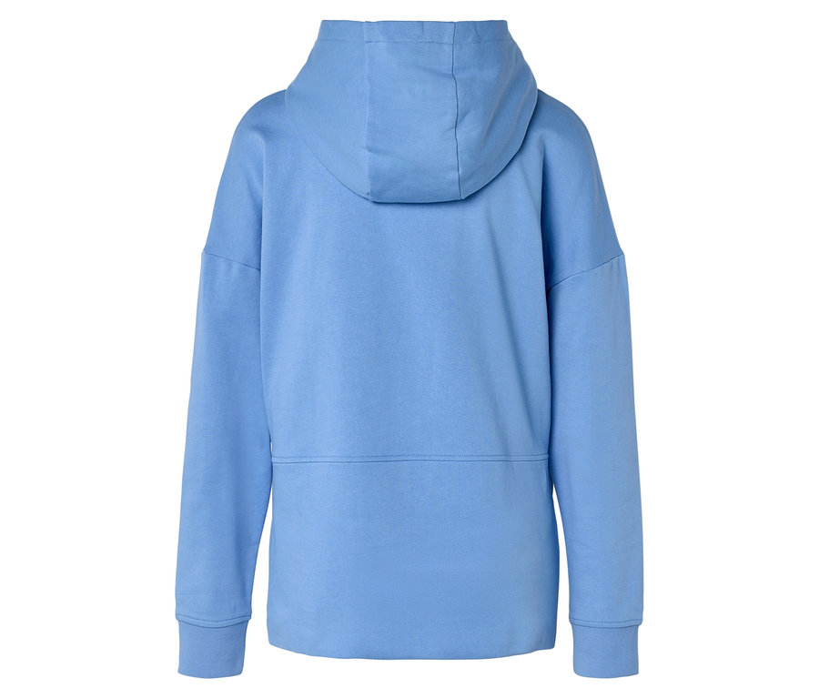 Hátulnézet egy világoskék kapucnis pulóverről.