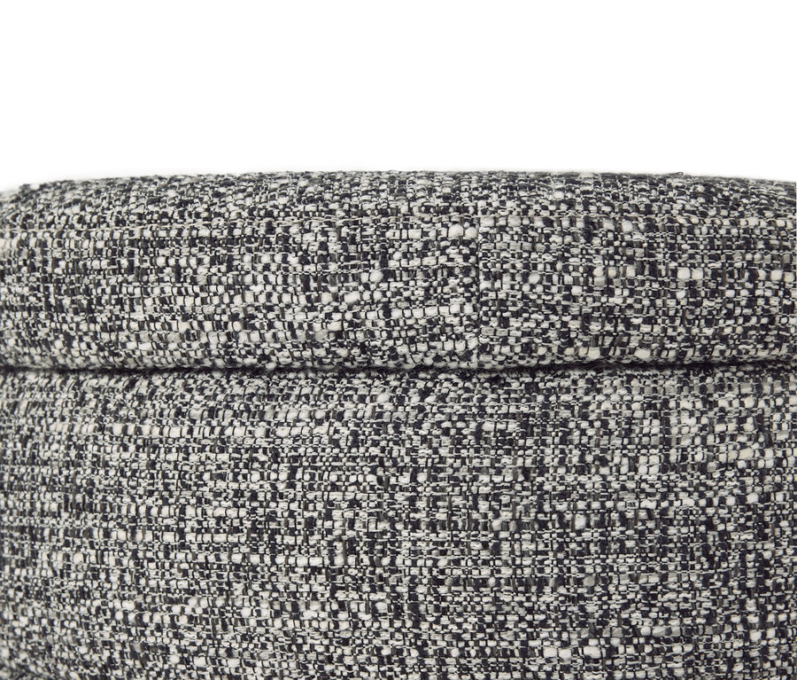 Egy fekete-fehér mintás puff közeli felvétele.