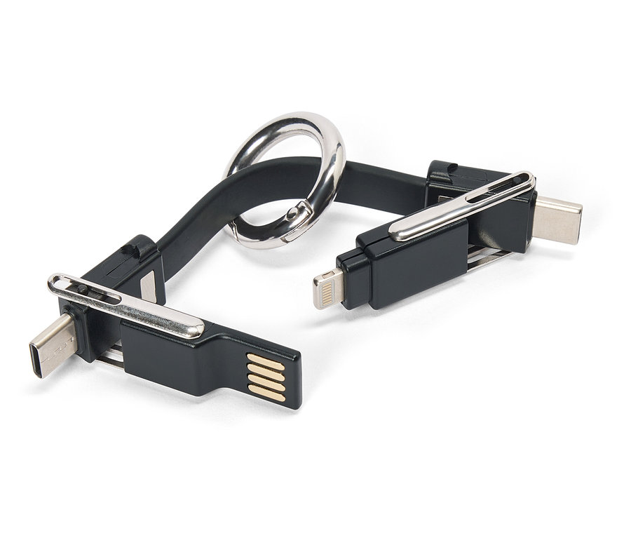 Egy fekete USB-kábel különböző csatlakozókkal és egy ezüst karabinerrel fekszik egy fehér háttéren.