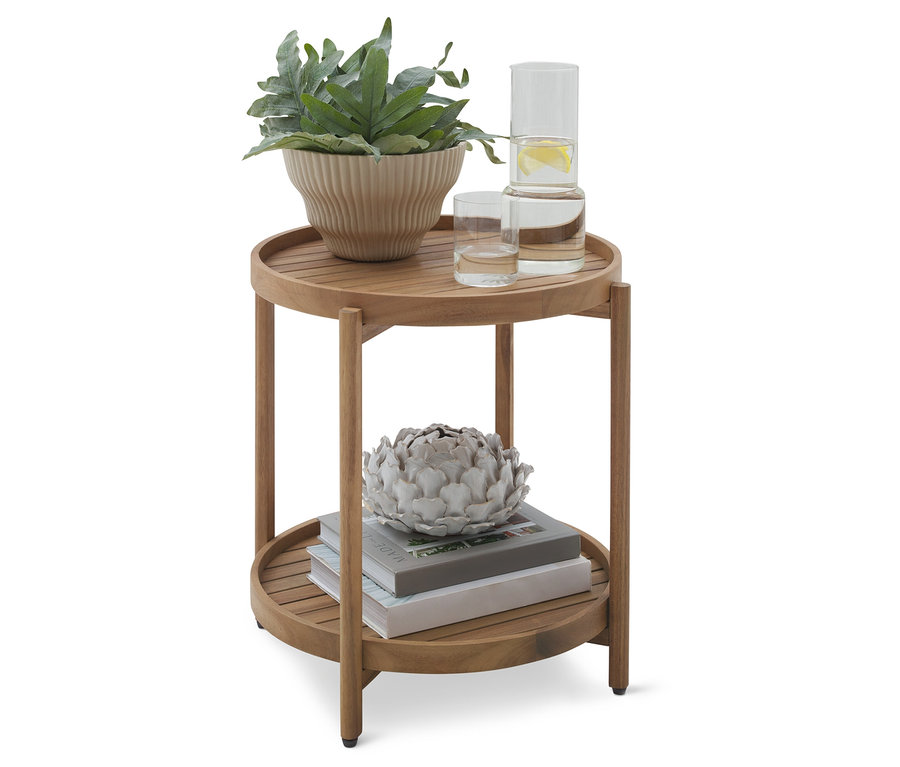 Fa kétszintes asztal növényekkel, italokkal és dekorációval.