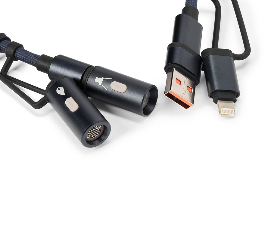 Egy kék USB-kábel közeli képe USB-, iPhone- és mikrofoncsatlakozókkal fehér háttéren.