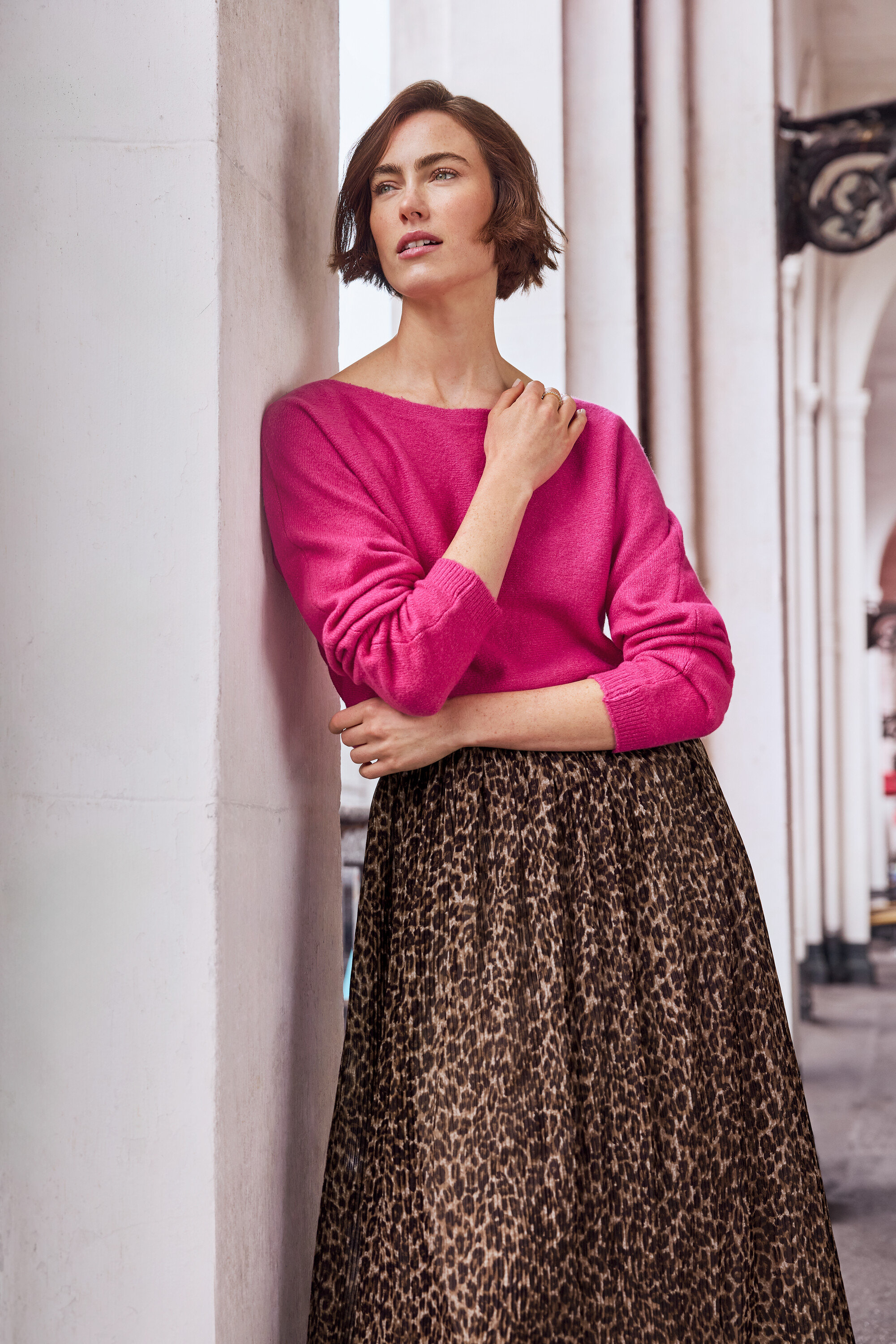 Nő egy oszlopnak támaszkodik, és egy arany 925-ös ezüst Memory gyűrűt visel.