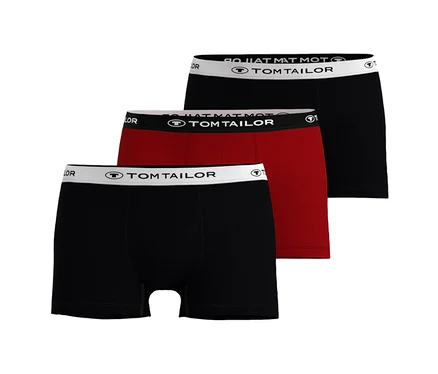 Három Tom Tailor »Buffer« boxeralsó, kettő fekete és egy sötétpiros, egymásra halmozva. Mindegyiknek fehér derékpántja van Tom Tailor logóval.