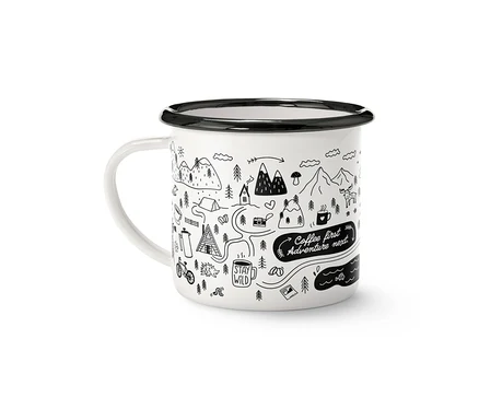 Zománcozott kávésbögre, Adventure, 380 ml, fehér, fekete peremmel és füllel, fekete vonalrajzzal díszítve, mely hegyeket, fákat, sátrakat, kerékpárt és a „Coffee first Adventure next” és „Stay wild” feliratokat ábrázol.