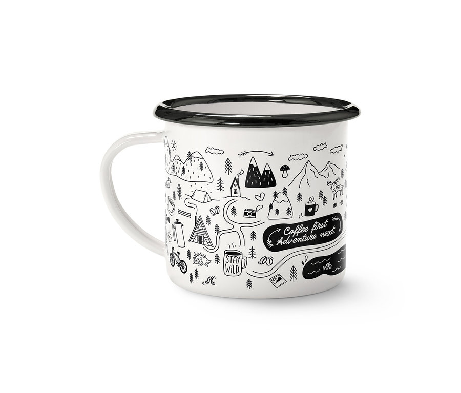 Zománcozott kávésbögre, Adventure, 380 ml, fehér, fekete peremmel és füllel, fekete vonalrajzzal díszítve, mely hegyeket, fákat, sátrakat, kerékpárt és a „Coffee first Adventure next” és „Stay wild” feliratokat ábrázol.