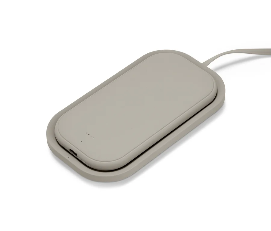 Szürke, vezeték nélküli powerbank töltővel fehér felületen.