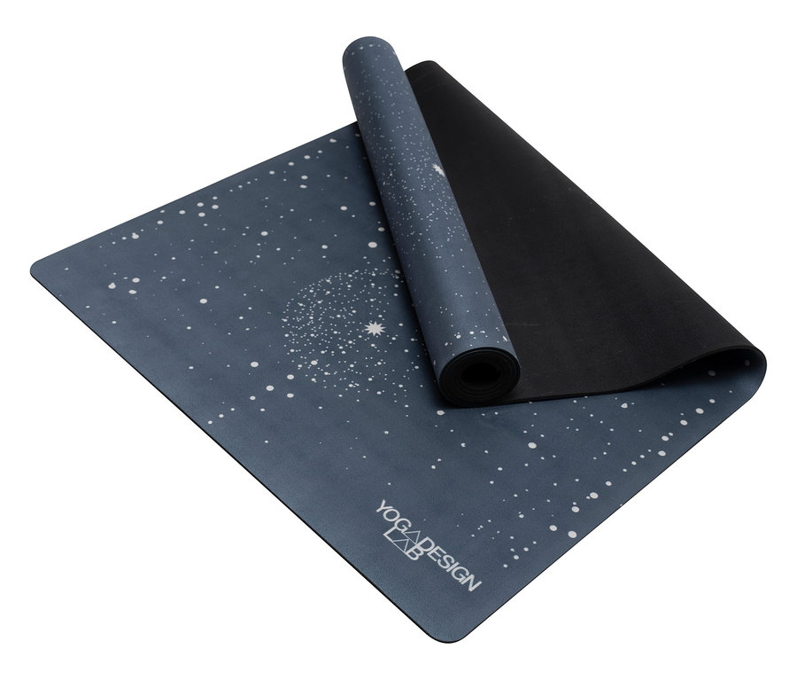 Csillagmintás jógaszőnyeg részben feltekerve.