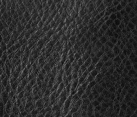 Közeli kép egy fekete bőr kártyatartó textúrájáról.