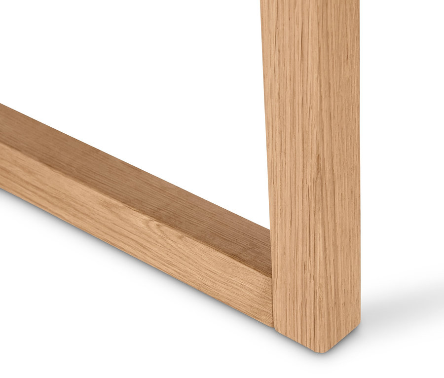 Egy kerek dohányzóasztal lábának részletfotója.