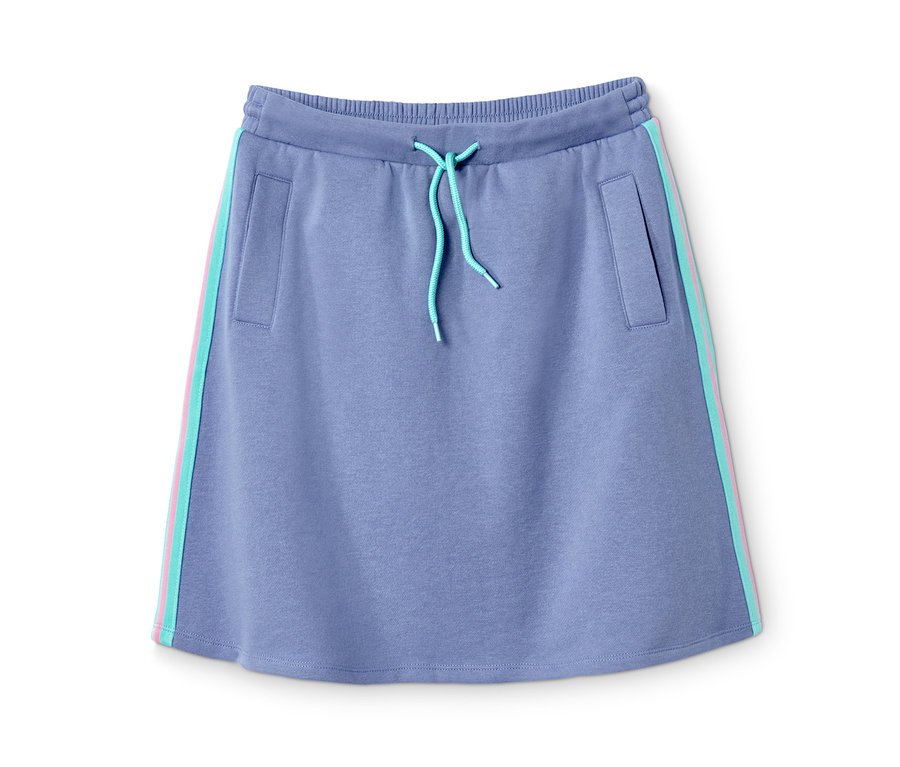 Kék színű, újrahasznosított poliészterből készült szabadidőszoknya zsinórral és zsebekkel.