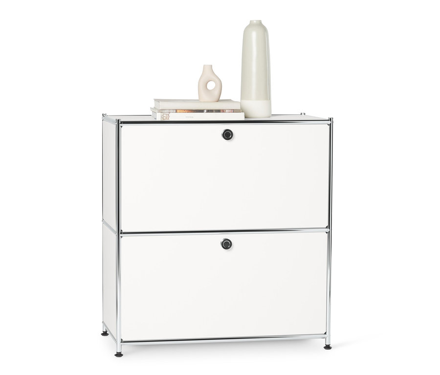 Fehér fém komód két ajtóval, tetején két vázával.