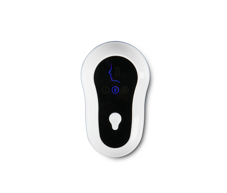 Egy fehér pórustisztító készülék közeli képe, melynek fekete kijelzőjén egy arc és az akkumulátor töltöttségi szintje látható.