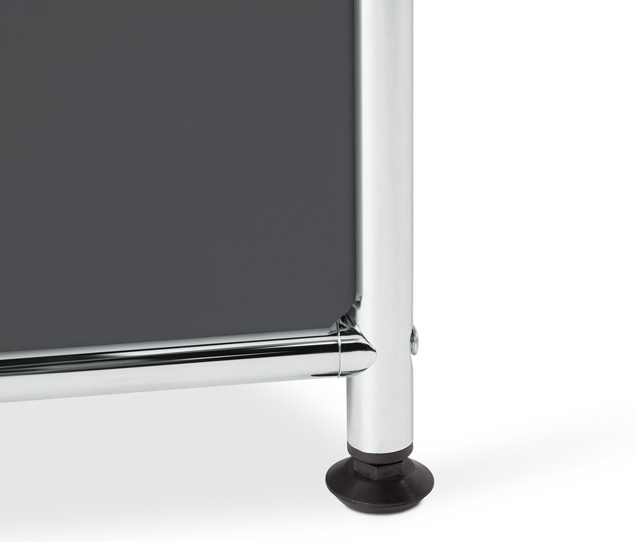 Egy szürke, magas fémpolc CN3 részlete, 4 ajtóval.