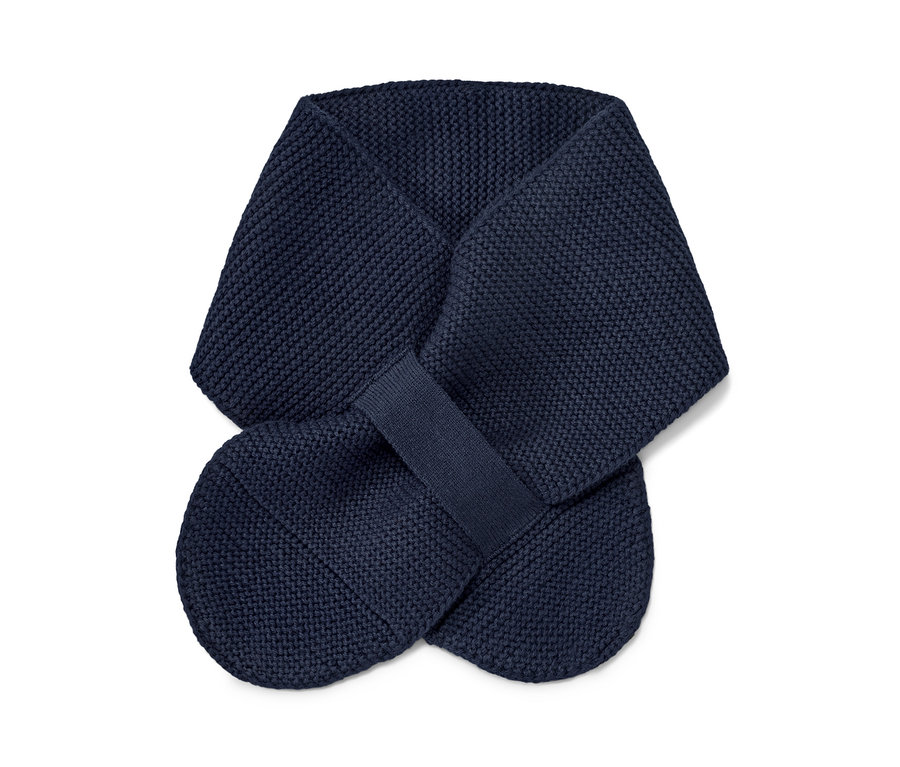 Közeli kép egy sötétkék kisgyerek kötött sálról.