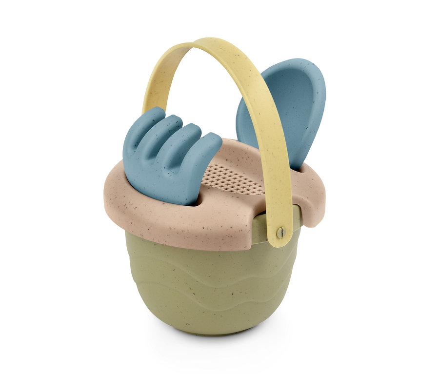 Homokozójáték-készlet, bio-műanyag: zöld vödör sárga fogantyúval, kék gereblye és lapát.