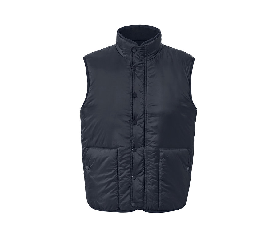 Egy sötétkék, kifordítható mellény gombokkal és zsebekkel.