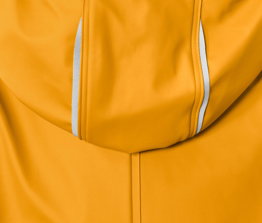 A sárga Kisgyerek esőoverál kapucnijának részlete.