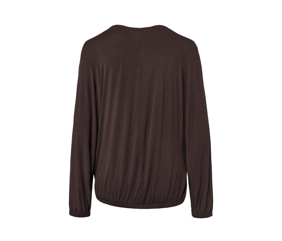 Hátulról látható, sötétbarna női denevérujjú felső.