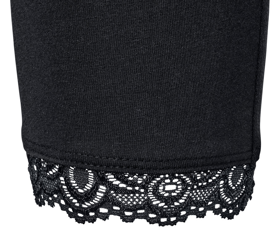Egy fekete, csipkés szegélyű 3/4-es leggings részlete.