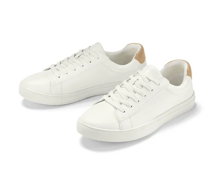 Két fehér bőr sneaker cipő fehér alapon.