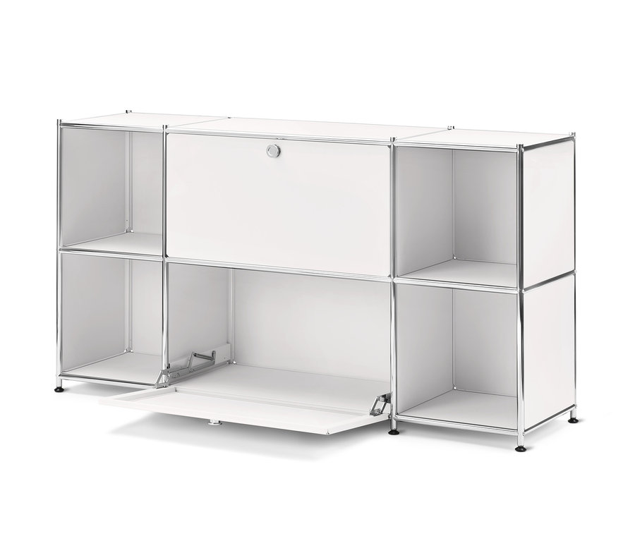 Fehér »CN3« polcos komód 2 lenyitható ajtóval, melyből az egyik nyitva van.