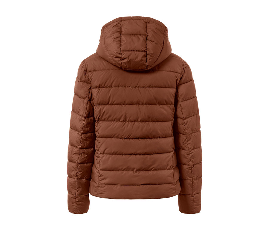 Hátulnézet egy barna, steppelt, kapucnis női dzsekiről.