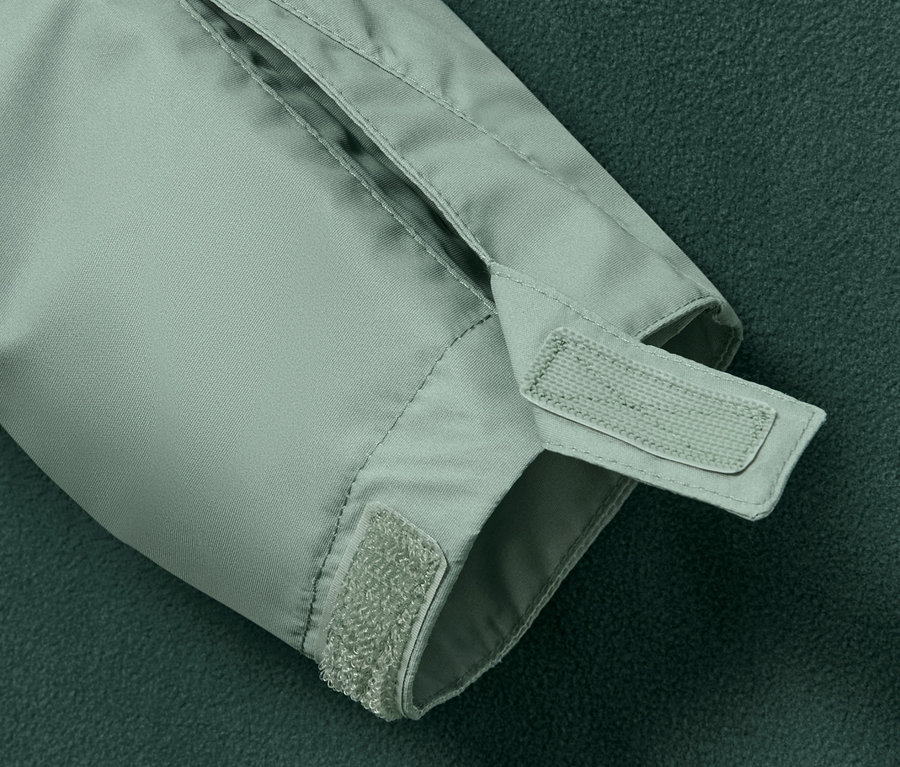 Egy gyermek kabát ujja részlete tépőzárral.