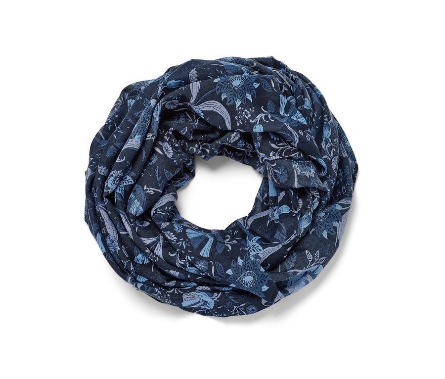 Egy nyomott mintás körsál kék virágmintával.