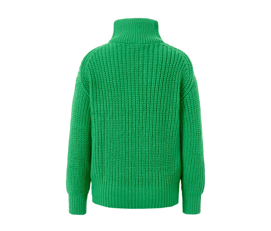 Egy zöld, gyapjúval készült, női állónyakú pulóver hátulnézeti részlete.