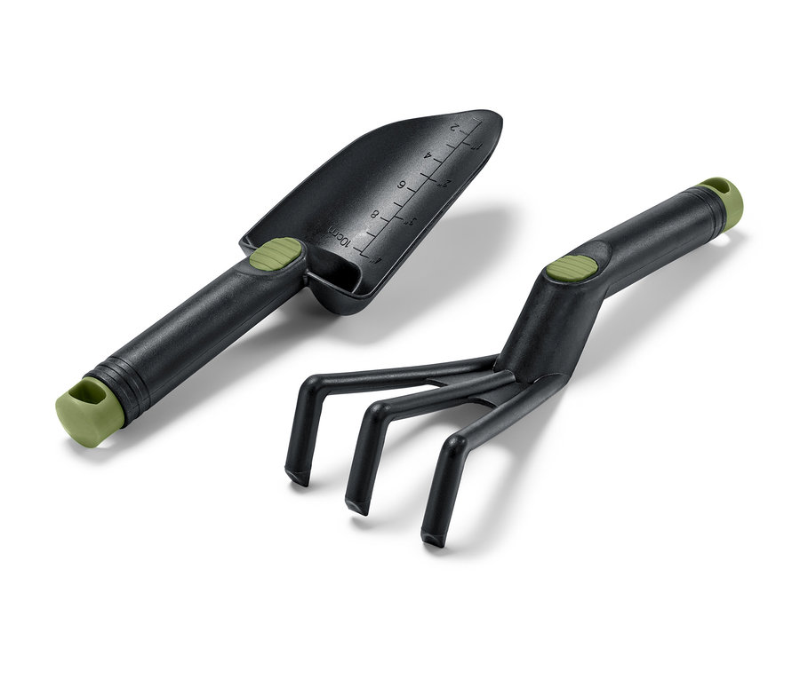 Fekete lapát és gereblye a kerti szerszámkészletből.